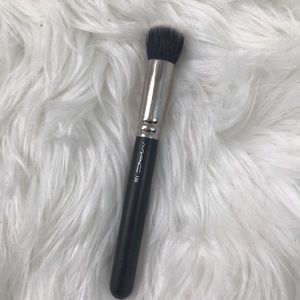 MAC 130 Short Duo Fibre Brush